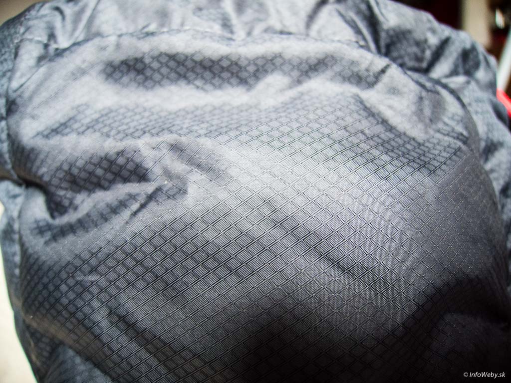 Detail zvrchného materiálu papúč.